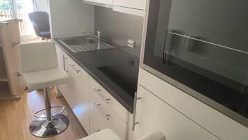 Køleskab, kogeplade, blender