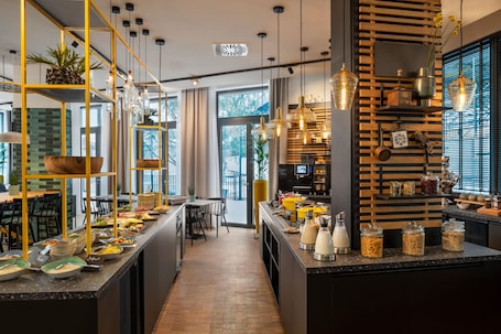 每日供應自助早餐 (每人 EUR18)