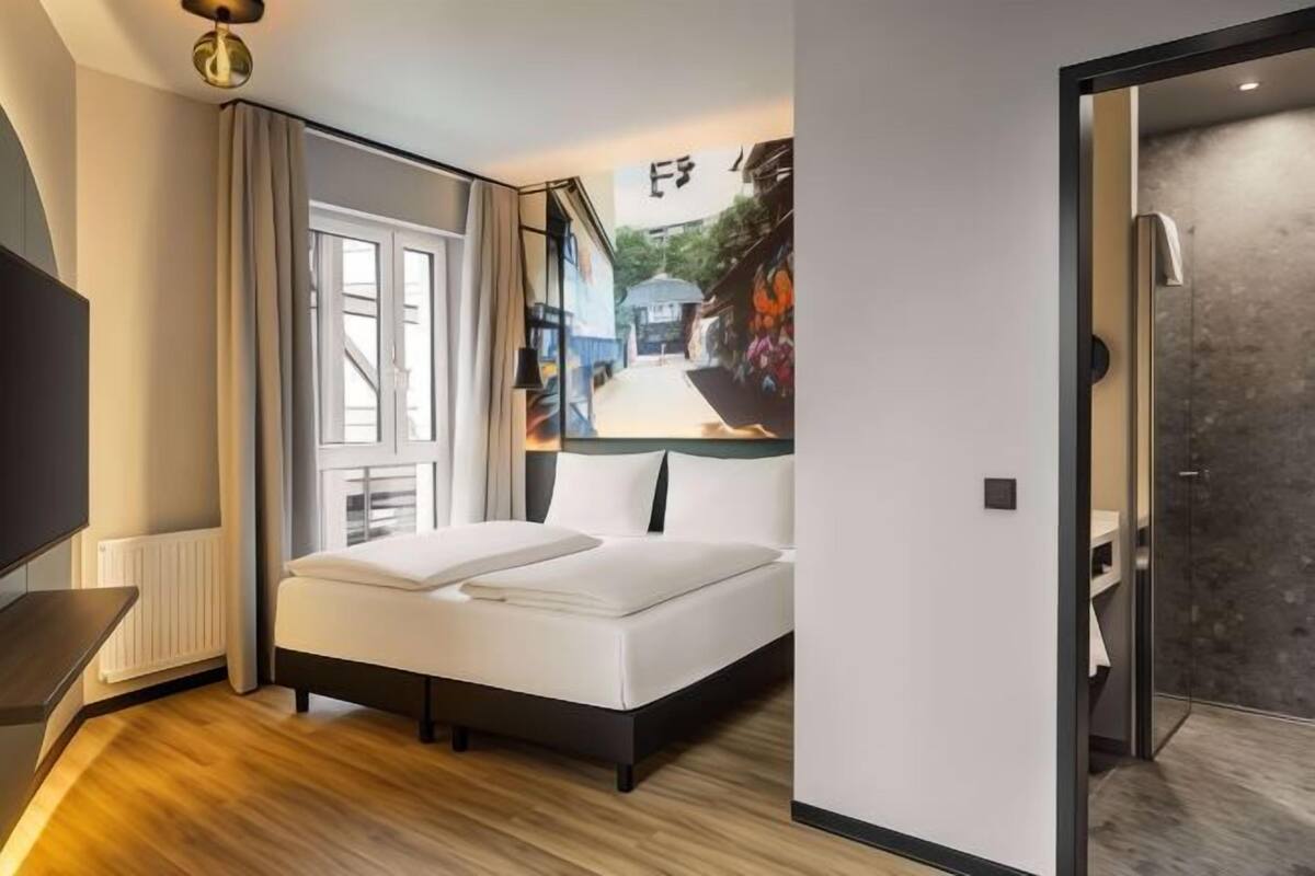 Hypo-allergenic bedding, in-room safe, soundproofing