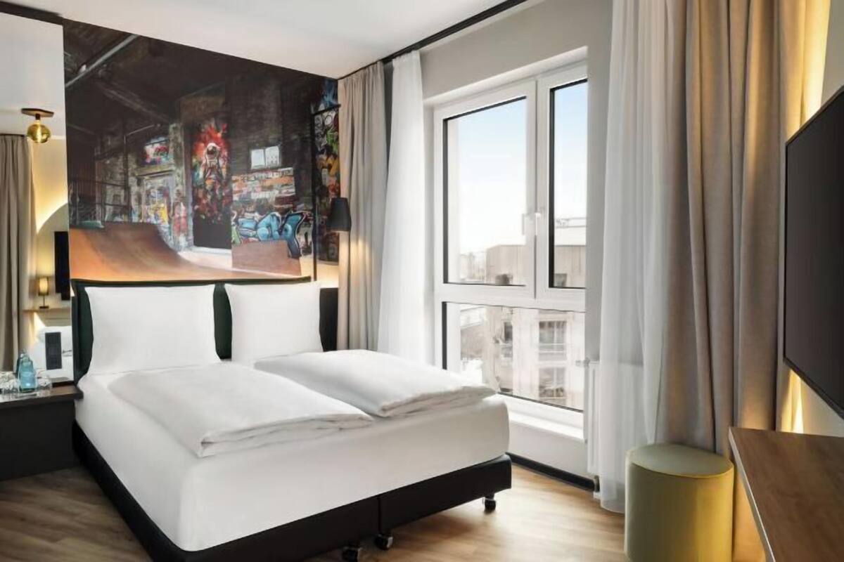 Hypo-allergenic bedding, in-room safe, soundproofing