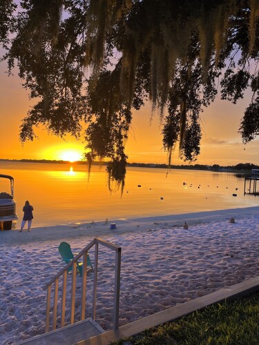 Cozy lake house with private beach and boat dock on Crooked Lake in central FL