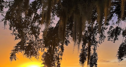 Cozy lake house with private beach and boat dock on Crooked Lake in central FL
