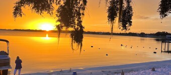 Cozy lake house with private beach and boat dock on Crooked Lake in central FL