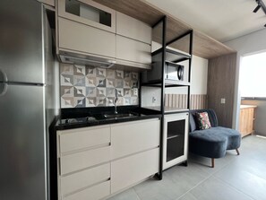 Apartamento clássico | Cozinha privada | Geladeira grande, micro-ondas, talheres/pratos/utensílios de cozinha