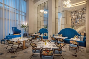 Bữa sáng buffet hàng ngày (200 SAR/mỗi người)