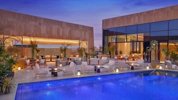 Serves dinner and happy hour