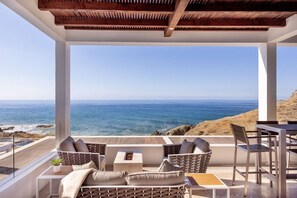 Outdoor dining - Modern Beachfront Residence with Resort Amenities (Cerritos El pescadero)