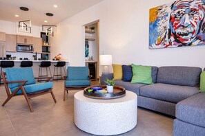 Fernseher, Tischtennisplatte, Stereoanlage