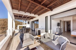 Outdoor dining - Modern Beachfront Residence with Resort Amenities (Cerritos El pescadero)