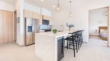 Refrigerador, microondas, horno, placa de cocina