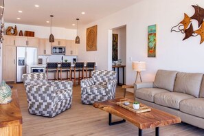 Una televisión, una mesa de tenis de mesa