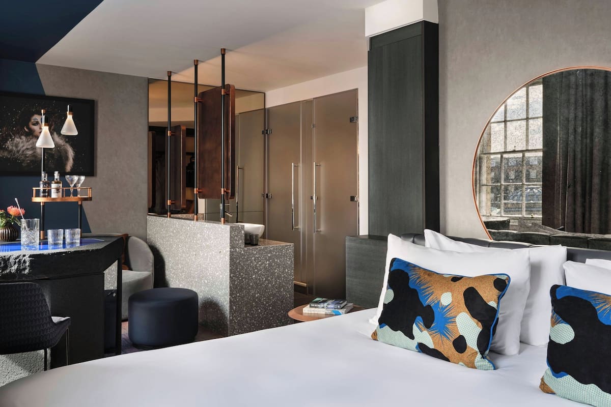 Deluxe Room, 1 King Bed, Non Smoking | 1 bedroom, premium bedding, minibar, in-room safe