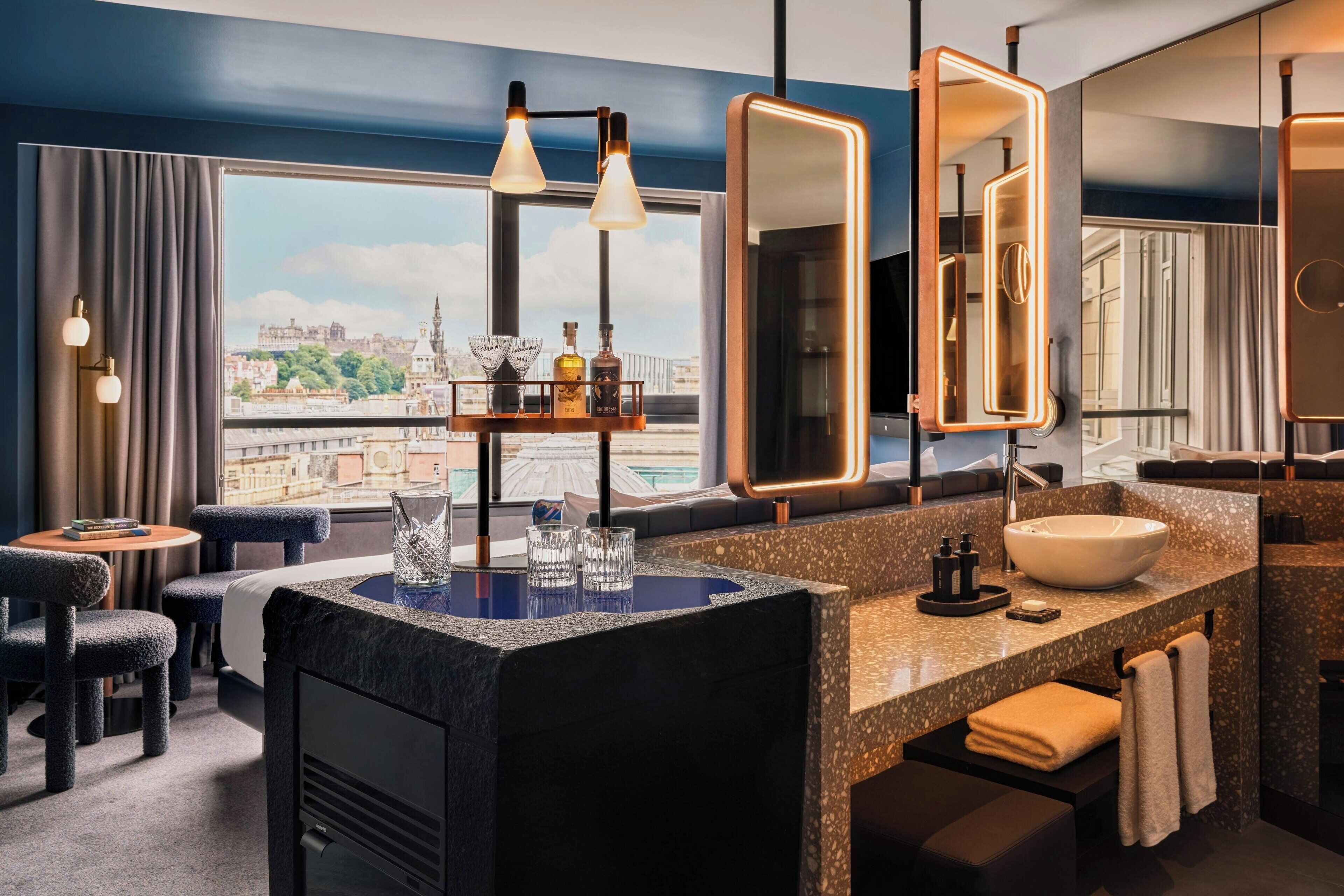 Superior with Castle View, King | Baño | Secadora de cabello, batas, pantuflas, toallas 