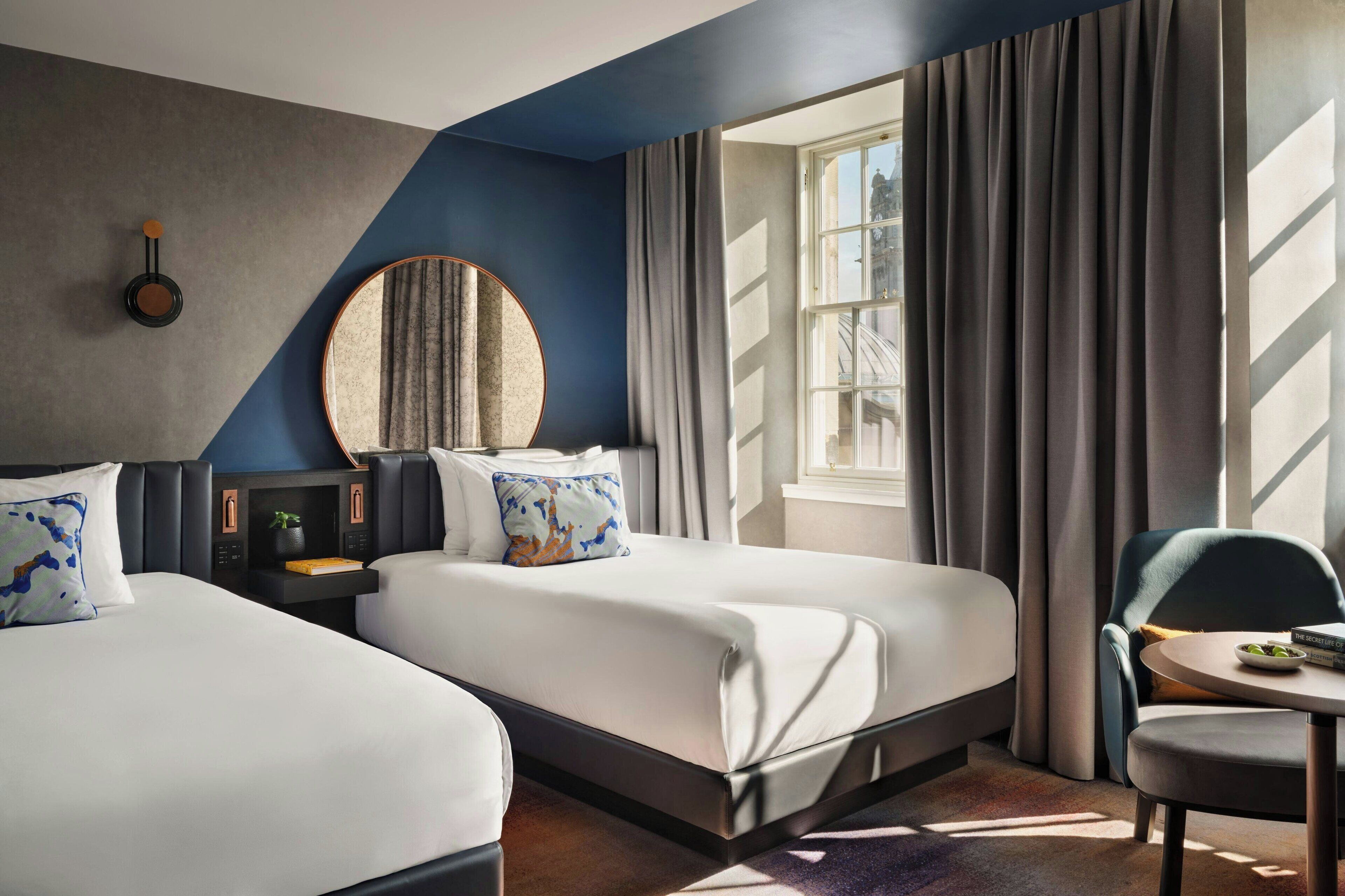 Habitación Deluxe, 2 camas matrimoniales, para no fumadores | Ropa de cama de alta calidad y minibar 