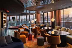 2 Bars/Lounges