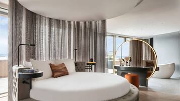 Penthouse | Premium bedding, minibar, in-room safe, iron/ironing board