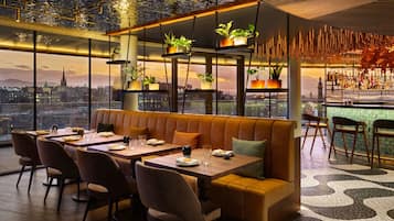 2 restaurants; breakfast, lunch and dinner served