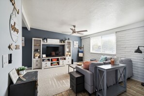 TV, libri, impianto stereo, studio