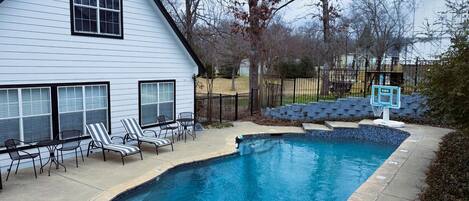 Una piscina al aire libre