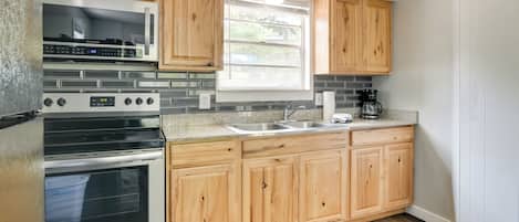 Fridge, microwave, stovetop, dishwasher