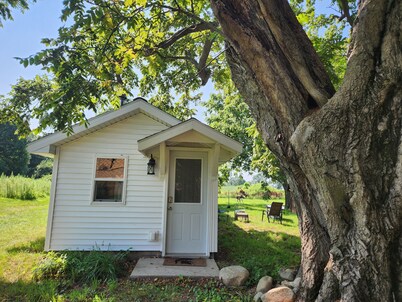 "The Love Shack" For Couples - Private Hot Tub, Meals, Pampering, Pet Sitting!