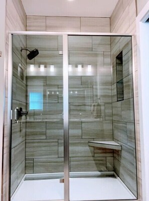 Shower, hair dryer, towels, soap - Entire Home: First Class Stay for Work & Play
 (Bettendorf)