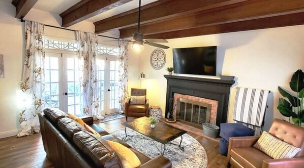 Smart TV, fireplace, books, stereo