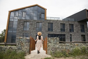 Un edificio moderno con fachada de piedra y amplias ventanas.