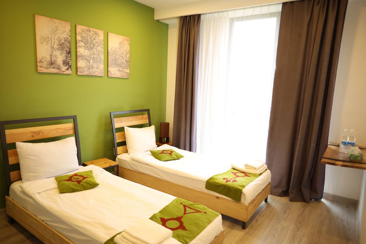 Habitación estándar con 1 cama doble o 2 individuales, vistas a la montaña | Ropa de cama de alta calidad, escritorio, sistema de insonorización