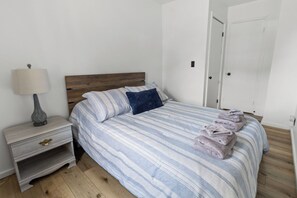 3 bedrooms, desk, iron/ironing board, WiFi (free) - Salmon River Getaway - Firepit, BBQ & River Views (Richland)