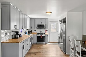 Coffee/tea maker, fridge, microwave, oven - Salmon River Getaway - Firepit, BBQ & River Views (Richland)