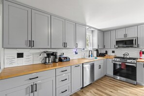 Coffee/tea maker, fridge, microwave, oven