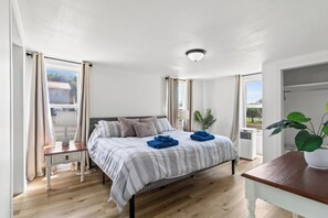 3 bedrooms, desk, iron/ironing board, WiFi (free) - Salmon River Getaway - Firepit, BBQ & River Views (Richland)