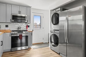 Coffee/tea maker, fridge, microwave, oven - Salmon River Getaway - Firepit, BBQ & River Views (Richland)