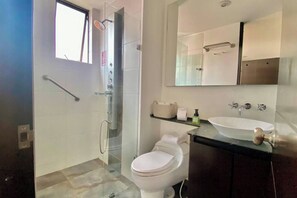 Dusche, Handtücher, Toilettenpapier