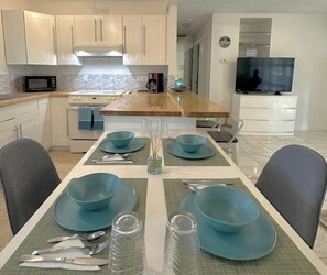 Enjoy meals in this well-equipped dining area with a central island, microwave, oven, and coffee machine.