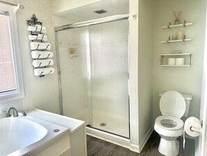 Luxury Double Room, Ensuite (Paris Suite) | Bathroom | Towels, soap, shampoo - Speedway Legacy Inn  (Indianapolis)