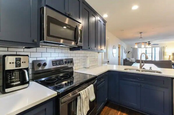 Kjøleskap, mikrobølgeovn, ovn og kokeplater