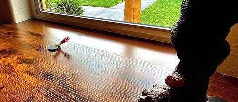 Een houten vloer met een klein beeldje en een USB-stick.