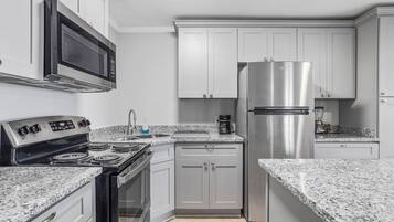 Een koelkast, een magnetron, een oven, een kookplaat