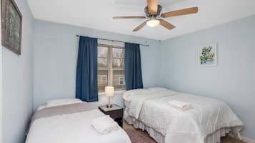 2 slaapkamers, een bureau, een strijkplank/strijkijzer, reisbedje