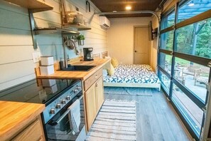 Fridge, oven, stovetop, coffee/tea maker - Eagles Nest @ Alpine South/hot tub/3 mi. TIEC (Polk County)