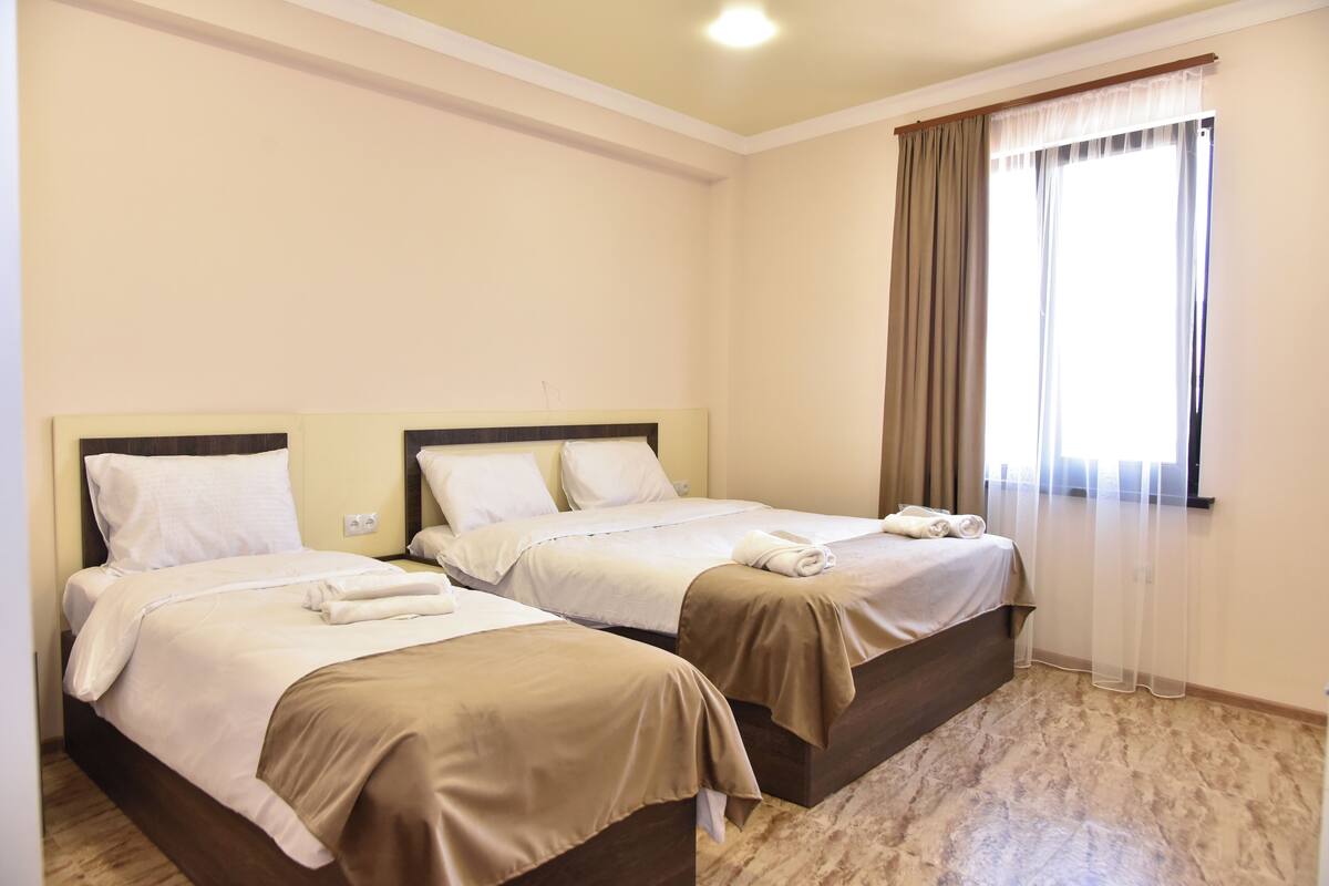 Habitación triple, 1 habitación | Ropa de cama de alta calidad, edredón y wifi gratis