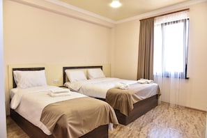 Ropa de cama de alta calidad, cubrecamas y wifi gratis