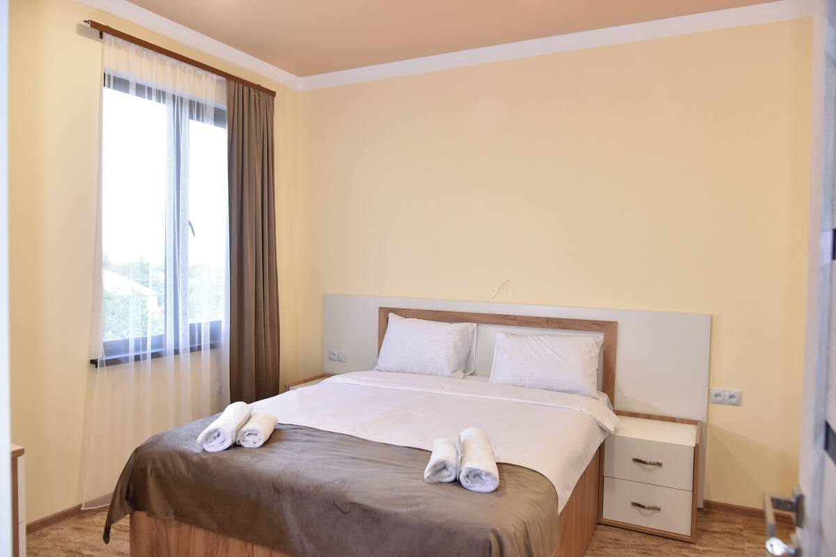 Ropa de cama de alta calidad, cubrecamas y wifi gratis