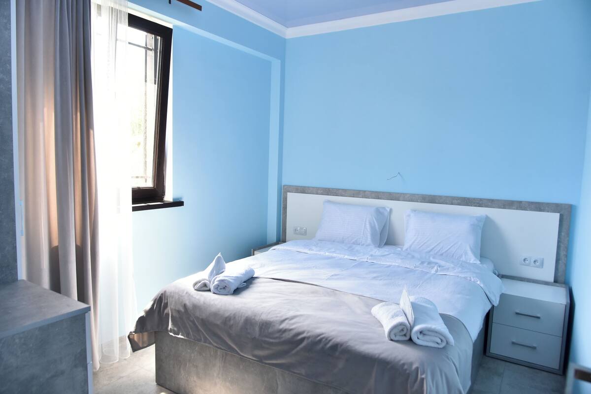 Ropa de cama de alta calidad, cubrecamas y wifi gratis