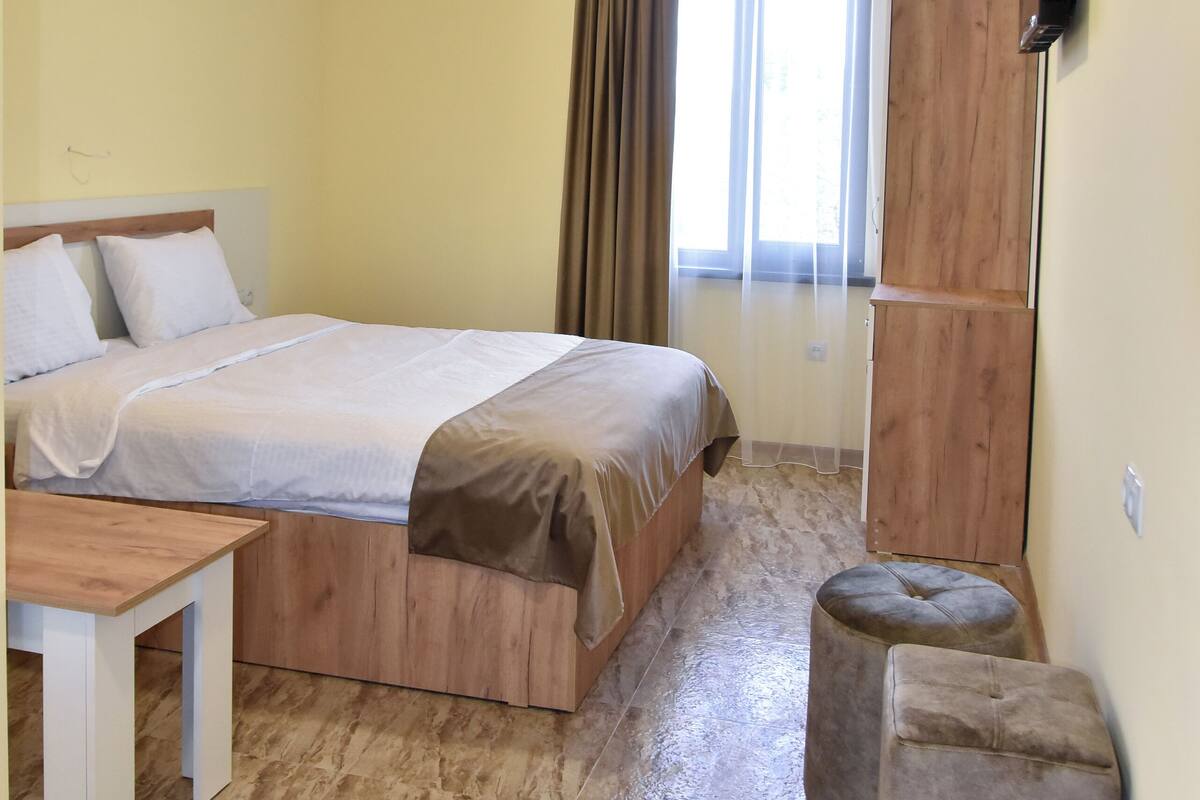 Ropa de cama de alta calidad, cubrecamas y wifi gratis