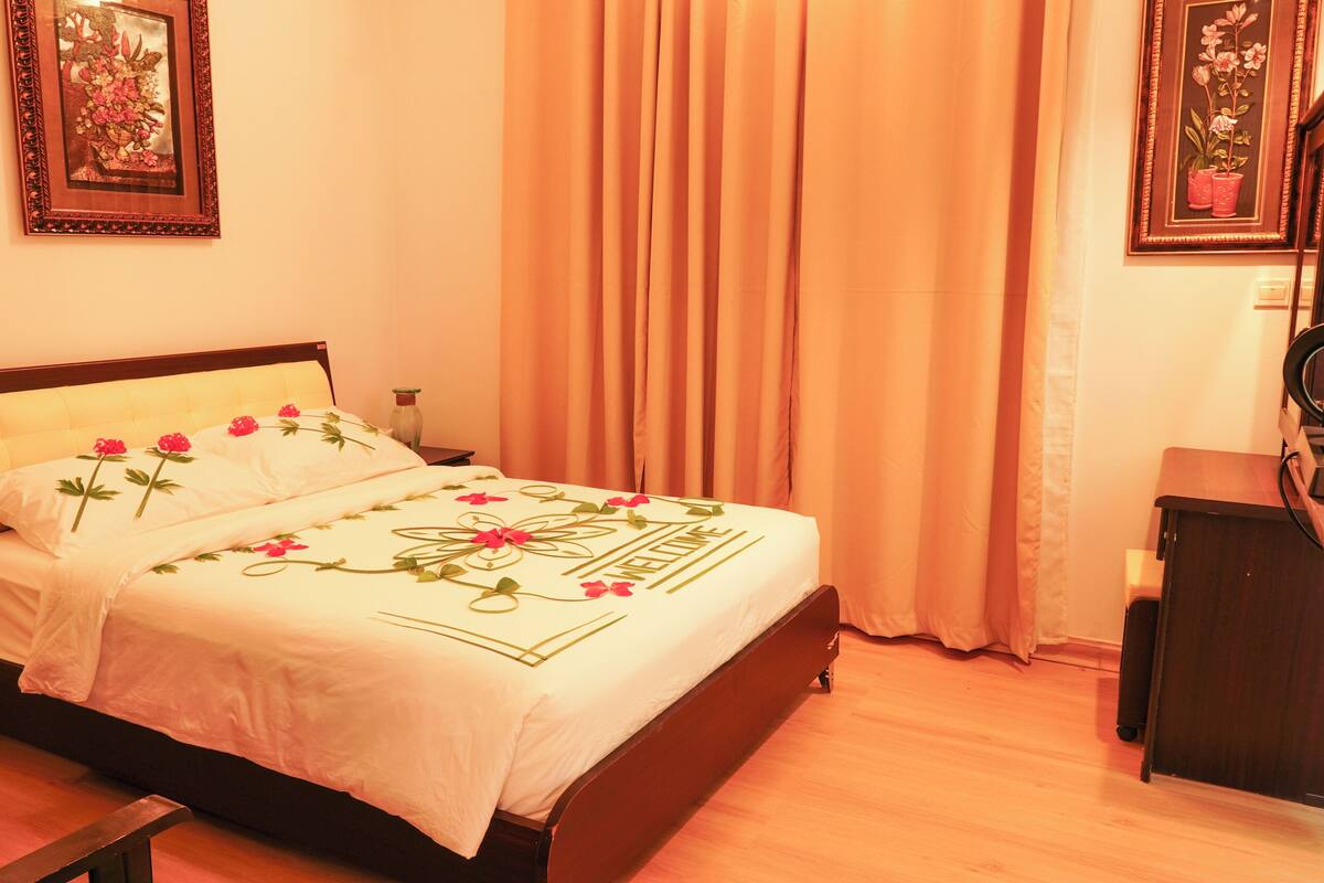 Premium Double Room | Peti besi dalam bilik, meja, langsir/tirai gelap terus, kalis bunyi 