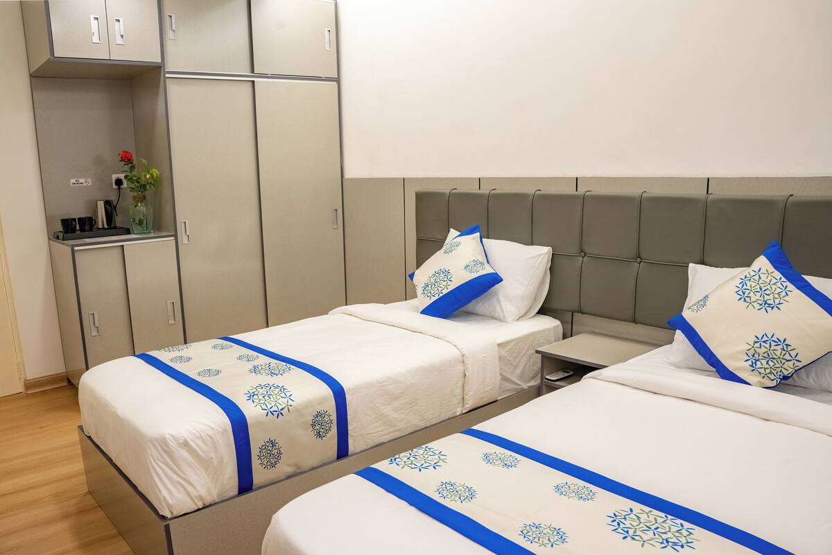Deluxe Double or Twin Room | Peti besi dalam bilik, meja, langsir/tirai gelap terus, kalis bunyi 