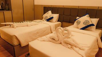 Deluxe Double or Twin Room | In-room safe, desk, blackout drapes, soundproofing